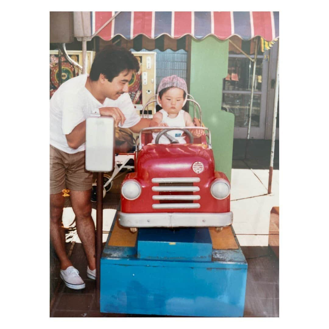 柏木作夢さんのインスタグラム写真 - (柏木作夢Instagram)「36年前 父さんとボク。  #oldpic #memories #themepark #youngme #dad #father #papa #photooftheday #思い出グラム #古い写真 #思い出 #遊園地 #family #mood」6月20日 19時41分 - samukashiwagi