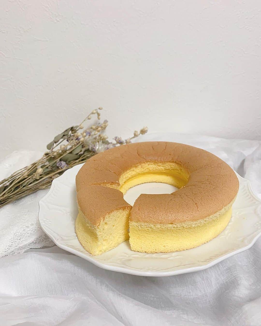 廣川奈々聖のインスタグラム：「素朴なケーキつくった🐶🧁 ﻿ もっとふわっふわになる予定だったのにな〜 まあいいか ¨̮ ﻿ ﻿ ﻿ ﻿ #お菓子作り#簡単レシピ#リラックスタイム#シフォンケーキ#おうちカフェ#カフェ気分#cafetime☕」