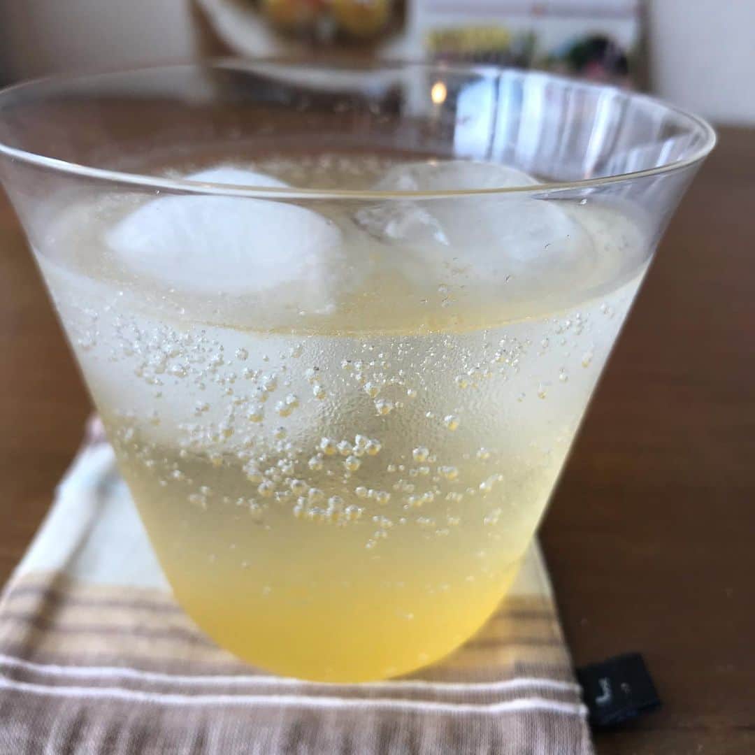 小谷あゆみのインスタグラム：「和歌山のうめこさんから届いた #梅ジュースキット #無農薬栽培 の梅で3週間かけてつくる梅ジュース！ 暑い夏にすっきりうめーーージング！ #世界農業遺産 #みなべ田辺の梅システム  #そばかす梅」