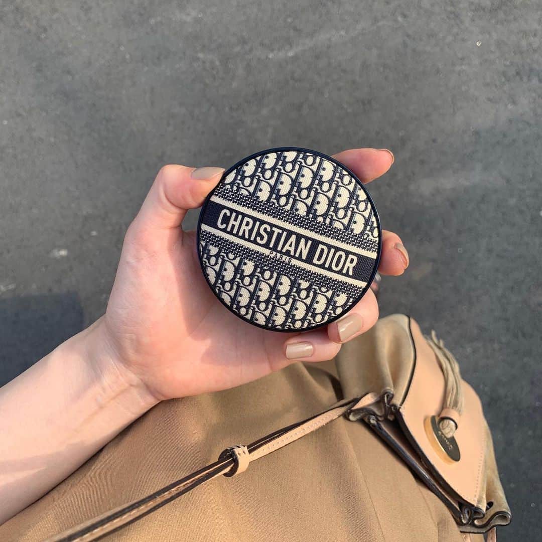 西谷菜々のインスタグラム：「. @diormakeup 再販したフォーエヴァークッションディオールマニアエディション。 しっかりカバーしつつ、ツヤもちゃんと残してくれる優秀な子🌙 マスクする機会が増えたので、スキンケア効果が高いところもおすすめポイント。 限定デザインは今だけみたいなので要チェック🥀です☺️ #ディオールスキンフォーエヴァー #diormakeup #DIORFOREVER #sponsored」