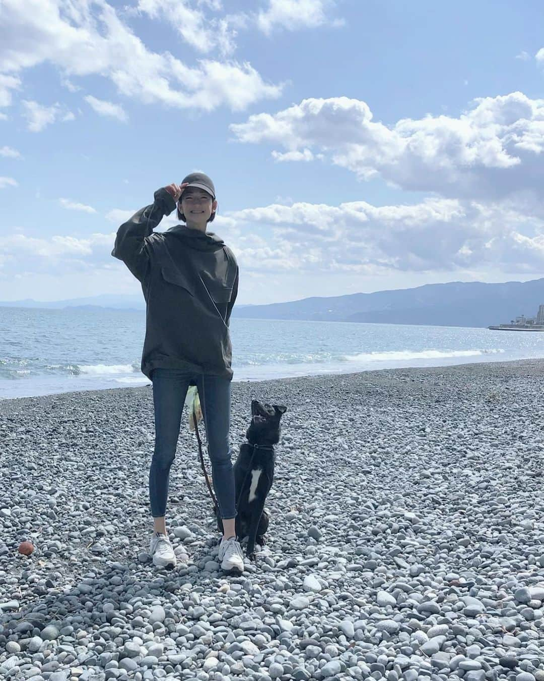 冨永愛さんのインスタグラム写真 - (冨永愛Instagram)「﻿ ﻿ 海辺の散歩🐕﻿ というか、散歩させられてる？w﻿ ﻿ #うちの子﻿ #aitominaga #冨永愛」6月20日 19時42分 - ai_tominaga_official