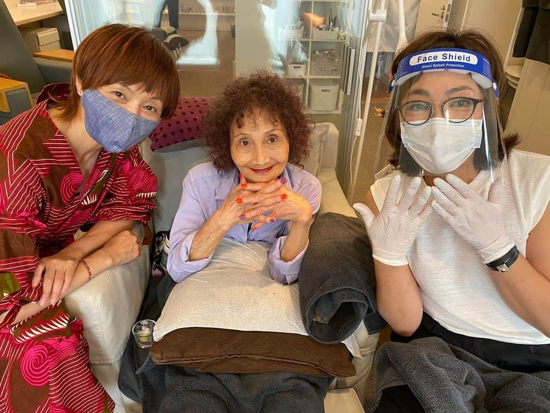 YUKI TAKESHIMAさんのインスタグラム写真 - (YUKI TAKESHIMAInstagram)「今日は、ukaのキホちゃん指名でママのネイル💅 気分は、オレンジ×パープルで元気倍増🌈🔥⚡️ 母は、80歳超えてもお洒落は欠かせない💕 この気持ちが若さの秘訣なのかもしれません😍 因みに私達親子、BISOUでベースメイク。 クマとシミカバーは身だしなみ💕 #uka @uka_tbcofficial  @kiho  @eimmy_emiko #80歳超えても元気  #若さの秘訣  #ネイルカラー  @bisou_yukitakeshima  #bisouクリスタル #bisouアンバー #シミカバーにビズゥアンバー #一粒万倍日　 #天赦日と一粒万倍日が重なる日」6月20日 19時42分 - yukimake