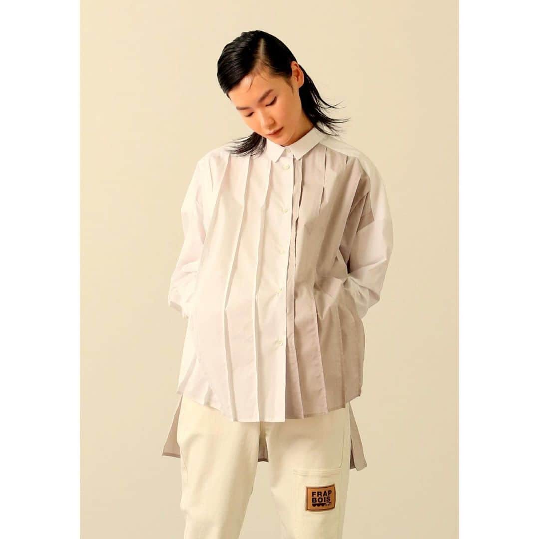 のインスタグラム：「New Arrivals  Blouse 22,700yen+tax  Denim Pants 14,800yen+tax  In Stores Now  #frapbois #フラボア #fashion #ファッション #blouse #ブラウス #pleats #プリーツ #pleatsblouse #プリーツブラウス #designblouse #デザインブラウス #relax #リラックス #relaxsilhouette #リラックスシルエット #denim #デニム #stretchdenim #ストレッチデニム #pants #パンツ #denimpants #デニムパンツ #sporty #スポーティー #sportstaste #スポーツテイスト #tokyo #japan」