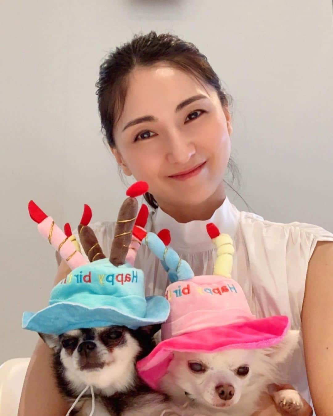 和泉佑三子さんのインスタグラム写真 - (和泉佑三子Instagram)「happy birthday💓🐶 ううらとアンは同時期に生まれているのでいつもお誕生日はセットでします。 ううらは12歳、アンは11歳になりました。まだまだ元気いっぱい、目標は20歳まで生きること‼️ ケーキは吸い込むように食べて、 よっぽど美味しかったのか食べたあとはもの凄いドヤ顔で満足そうでした🐶💓 #アン6/18バースデー #ううら6/20バースデー #お誕生日 #取り寄せケーキ #おめでとう㊗️」6月20日 19時46分 - izumisae_official