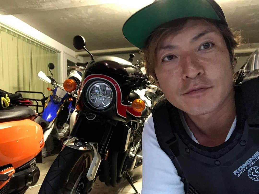 つるの剛士さんのインスタグラム写真 - (つるの剛士Instagram)「帰宅！ 最近仕事忙しいうえに雨続きでなかなか相棒に跨いであげられてなかったので、ちょっくら気晴らしに海沿い134流してこよう。 勉強ばかりじゃ頭がぱーんってなるもんね。 ※あちこちでライダーさんに声をかけて頂けるので、お会いした証に只今ステッカー作成中〜。 僕のバイク見かけたら声かけてくださいねー🏍  #乗るのたの士 👉youtube #kawasaki #z900rs  #bikelifelab @bikeo_official  #うるのたかし  #kawasakiz900rsclubjapan  #doremicollection」6月20日 19時47分 - takeshi__tsuruno