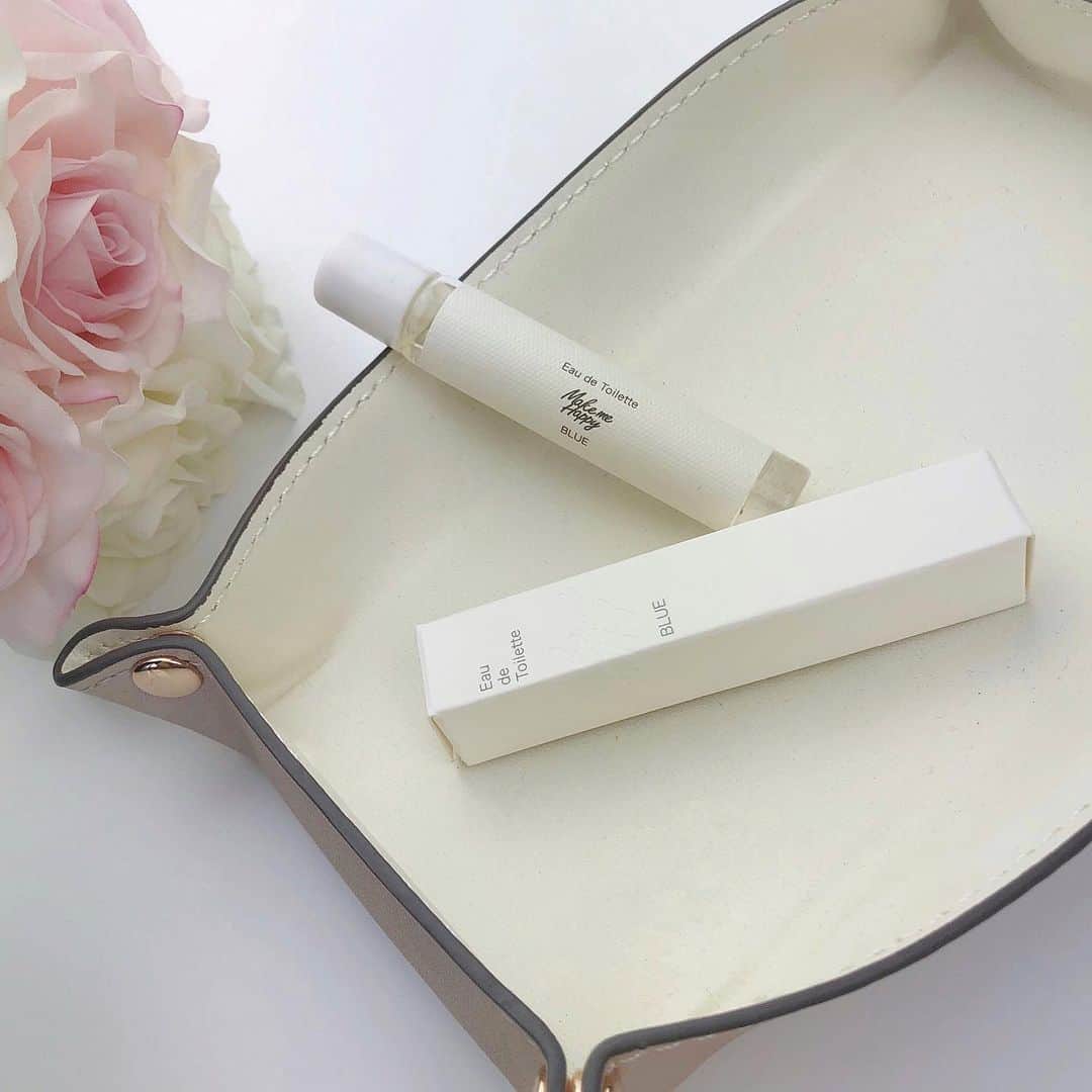 伊藤小春のインスタグラム：「・﻿ おすすめのプチプラ香水💐﻿ CANMAKEの『Make me Happy』﻿ ﻿ ﻿ Whiteの香りはジェネリックホワイトリリーって言われてるらしい♡（shiroのモテるあれです）（我が家のルームフレグランスはそれです）﻿ ﻿ ﻿ Blueの方が夏っぽいかなと思ったので、﻿ 私はBlueを使ってます！﻿ フルーツと花の、甘いけどさっぱりした透明感のある香りがします。透明感は大事です。。﻿ ﻿ ﻿ プチプラだから匂いが消えるのが少し早いけど、﻿ サイズ的に持ち歩いて塗り直せるので全然OKです！﻿ ﻿ ﻿ 700円でこれは最高🥺👏﻿ ﻿ ﻿ #makemehappy #メイクミーハッピー﻿ #CANMAKE #キャンメイク﻿ #香水　#オードトワレ」