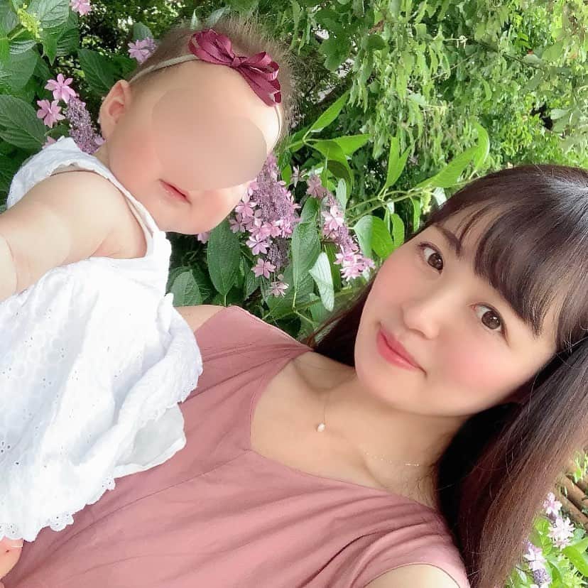 のインスタグラム：「難易度の高い娘との2ショット。（笑） 最近楽しいと私に突進して スリスリしちゃうから笑顔が撮れない🤣 (3枚目は突進スリスリする1秒前（笑）) 大好きが止まらない╰(*´︶`*)╯♡ . #母娘 #紫陽花 #女の子ベビー #生後7ヶ月 #女の子ママ #新米ママ #jillbyjillstuart #ジルバイジルスチュアート #katespade #ケイトスペード」