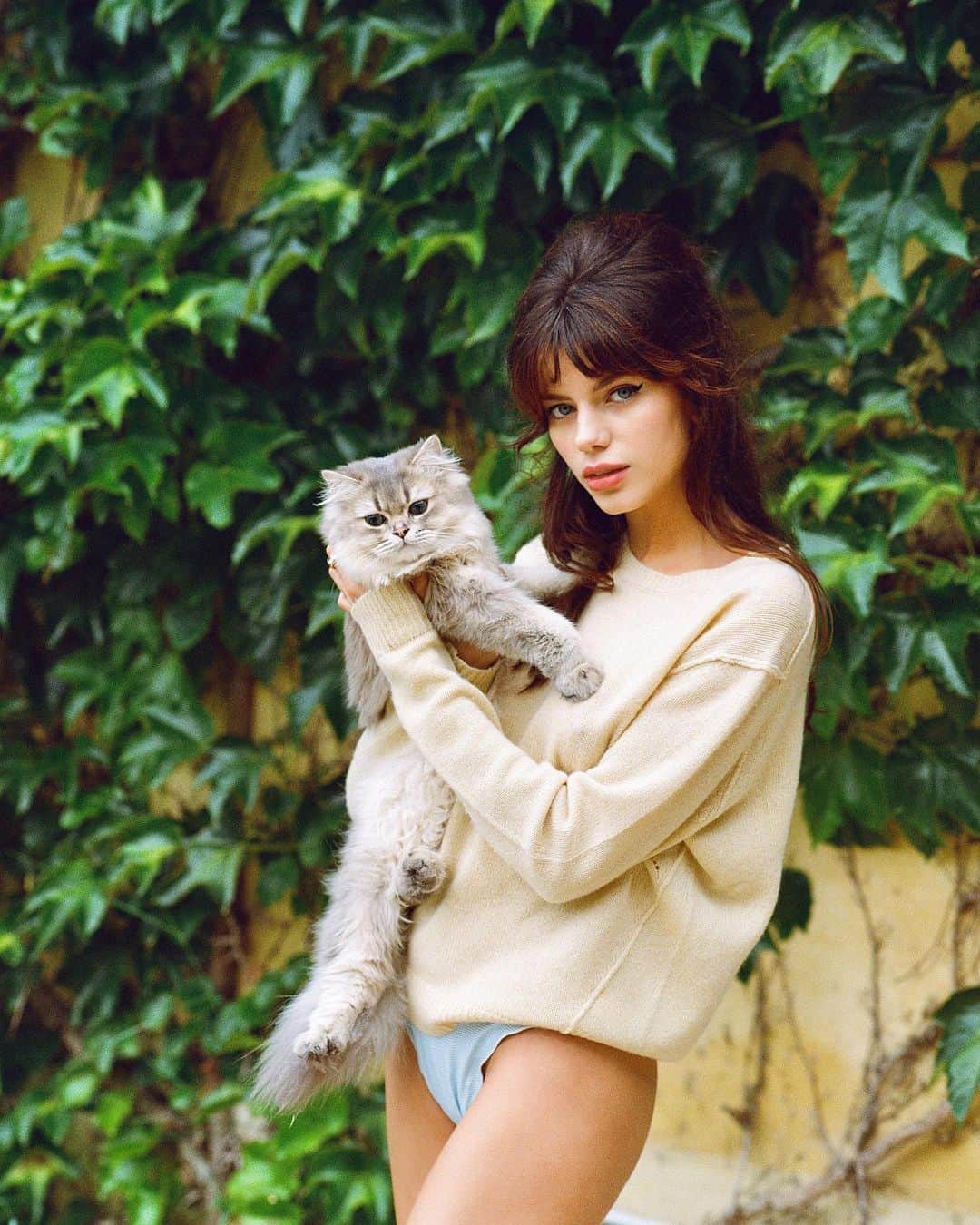ソニア・ベン・アンマーのインスタグラム：「À la campagne avec @carlydame & @lauriezanolettihair 💚」