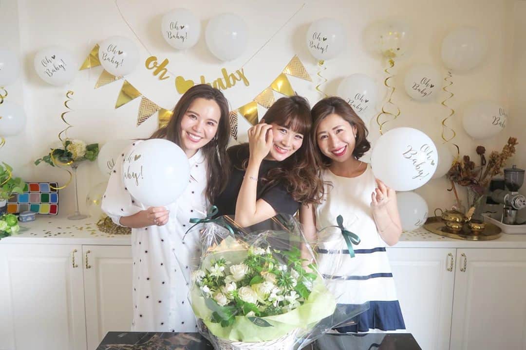 Mai Wakimizuのインスタグラム：「今日はまたまたサプライズがありました（；＿；）♡しーちゃんのお家にお招きしてもらい気軽な気持ちでお邪魔すると、予定があるから行けない、と前々に断って来てたayuちゃんが主役並みに可愛いワンピースで登場！笑 きゃー！ディスプレイにプレゼントにお花にケーキに、もう何もかもにびっくり！全く気付いてなかった私は皆と真逆の真っ黒のお洋服。笑 最近色んな人からのサプライズの連続で幸せ者過ぎ♡こうやって、知らないところで色々考えてくれて準備してくれたと思うとただただ有難うの感謝の気持ち♡実は明日もbabyshowerを企画してくれていて...毎日心がpartyモードです＼(^o^)／ @ayuohashi  @shizucap  #babyshower#マタニティ#マタニティライフ」
