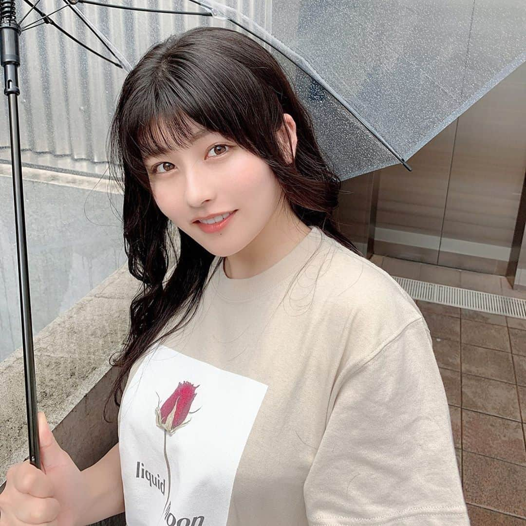 ちとせよしのさんのインスタグラム写真 - (ちとせよしのInstagram)「雨の日は巻きが一瞬で取れちゃうよね🤣梅雨いつ明けるんだろう〜！笑 今日はお天気でよかった︎︎︎︎☺︎ ･ ･ ･ #selfie #liquidmoon #nature_dress_up #hairstyle  #リキッドムーン #tシャツコーデ #巻き髪 #ロングヘア」6月20日 19時50分 - chitose_yoshino