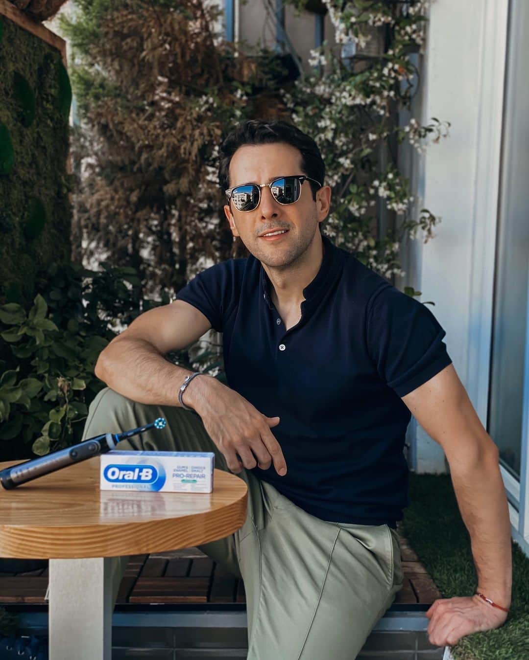 Sezgin YILMAZのインスタグラム：「Her sene karar verilemeyen traş makinesi mi parfüm mü sorunsalına harika bir çözümle geliyorum! Bu sene Babalar Günü’nde babanıza en güzel ve akılda kalacak gülümsemenin sırrını hediye edebilirsiniz. Verdiği ferahlık hissiyle de adresimiz @oralbtr ’nin akıllı diş fırçası ve macunu! Sizi hediye bulma derdinden de kurtardığıma göre artık rahat rahat kahvemi içebilirim🤘Tüm baba yüreklilerin bu günü kutlu olsun! #bildikleriniziunutun #oralbpower #oralbdismacunu #işbirliği」