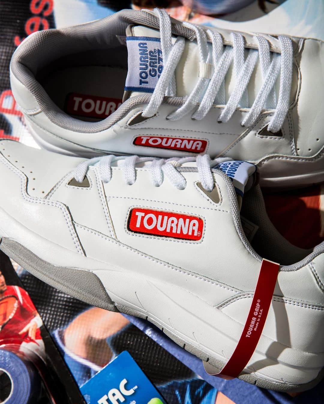 ビームスさんのインスタグラム写真 - (ビームスInstagram)「"TOURNA × BEAMS T" @tourna_tennis  @beams_t  6/27 Sat. Release !! ・ 1977年 アメリカにて独自の製法で開発、テニスブランド TOURNA との初コラボレーション！ ・ ・Sneakers TOURNA の工場で働くスタッフが履く、90年代テイスト のファクトリーシューズをイメージ。 ソールにはオールコート用のソールを装着し、テニスシューズとしての使用も可能にしています。 ・ ・T-Shirt Tシャツには、グリップテープの巻き方がわかるグラフィックを背中に配しています。  #tourna #ビームスT #tennis #テニス」6月20日 19時58分 - beams_official