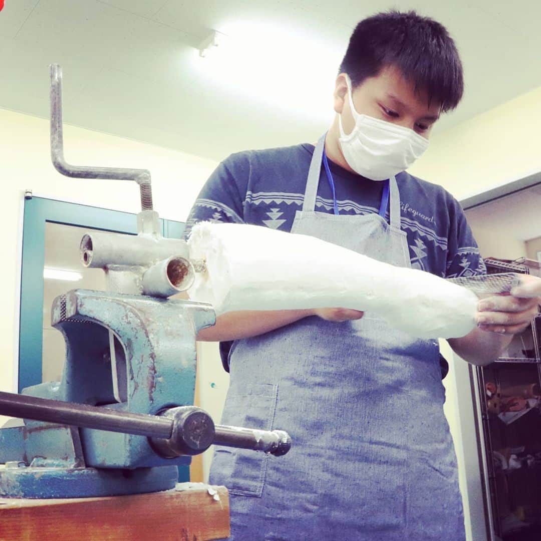 はいてくPOのインスタグラム：「北海道ハイテク☆義肢装具士学科  本日はオープンキャンパスに装具の製作体験をしに来てくれました～(*´∀｀)!! 初めての作業ですが、少しアドバイスをしたら手付きがキリッと格好良くなりました。 今は色々と大変な時期ですが、学科の中を消毒しまくりながらお待ちしております！(^-^)/ #北海道ハイテクノロジー専門学校  #学びをとめない  #義肢装具士学科  #プロフェッショナルへの第一歩」