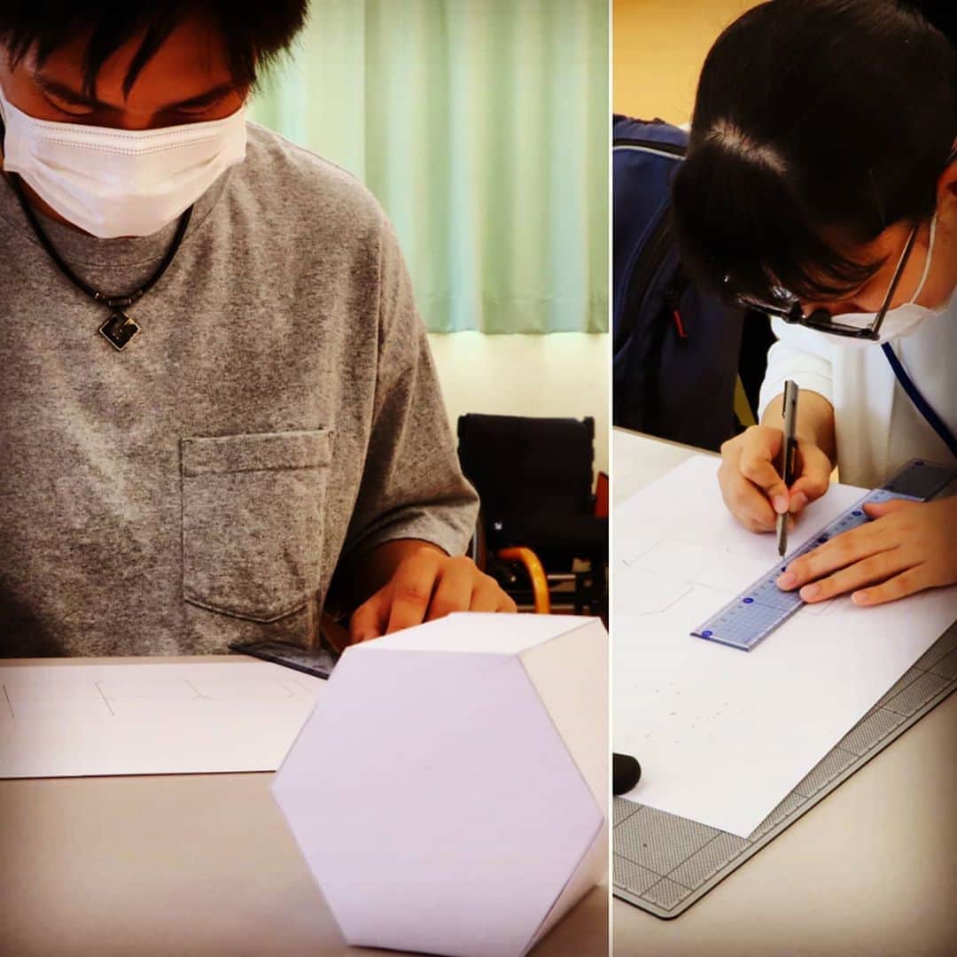 はいてくPOのインスタグラム：「北海道ハイテク☆義肢装具士学科  本日は特待生対策講座がありました。 試験の内容は㊙️ですが、 参加してくれた二人は悩みながら取り組んでくれました！ 次の対策講座は7月です！ 内容は毎回変わるので、ぜひまた来て下さいね～！ #北海道ハイテクノロジー専門学校  #義肢装具士学科  #立体 #製図  #いっけな～い #ヒミツが写ってしまってるなぁ」