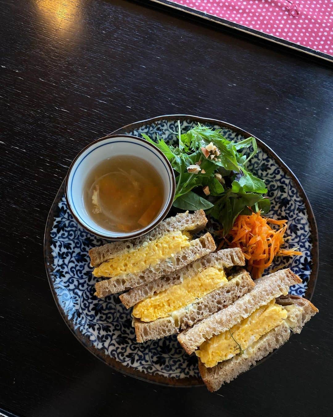 村田倫子さんのインスタグラム写真 - (村田倫子Instagram)「たまごサンド食べに。 🍳 最近気づいた、はさまれているものフェチだということ。 サンドウィッチやらハンバーガーを定期で摂取しないと、ざわざわ落ち着かないのはこの性だったのね…。 #食べりんログ」6月20日 20時12分 - rinco1023