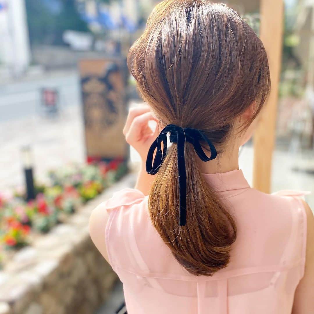のインスタグラム：「今日は3件のミーティングから❤︎ . オンラインサロンHana♡Morningシーズン3続編の打ち合わせでした♡ 朝から涙ちょちょ切れるほどの嬉しいミーティングでした❤︎ #れっつ越える . ミーティング後は、さっとくくったゆる〜いポニーにリボンを付けてアレンジ✨仕事モードから休日モードに切り替えました🐶 . #ヘアアレンジ#リボン#ローポニーテール #簡単ヘア#ベルベットリボン」