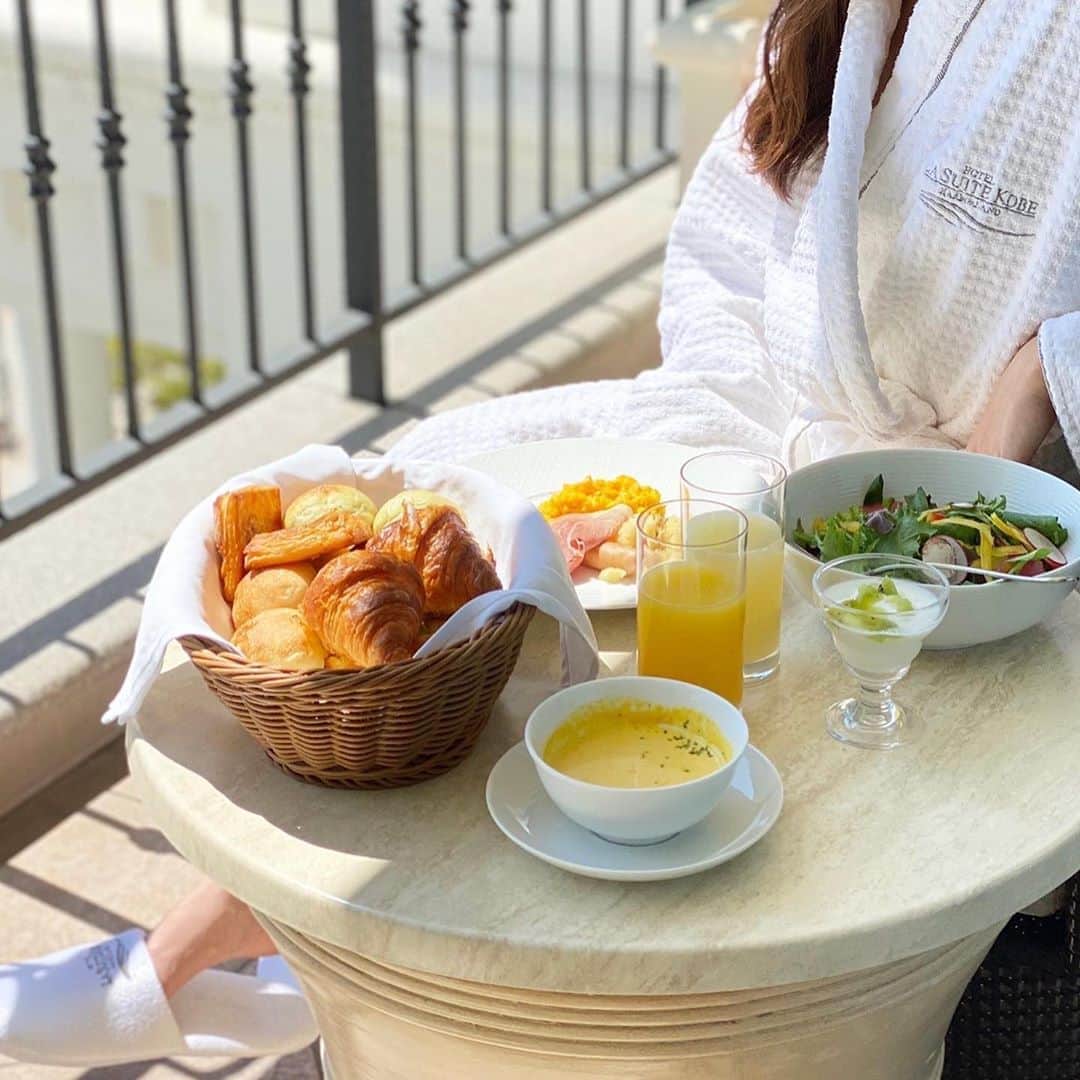 湯浅喬子のインスタグラム：「朝食はお部屋で🍽 和食か洋食選べる🥐  テラスからの景色も最高☀️ ディナーもホテル内でご飯たべるのもオススメ✨ 鉄板もフレンチでも最高に美味しい💗 、 改めて神戸で好きなホテル🗼 、 #lasuitekobe」