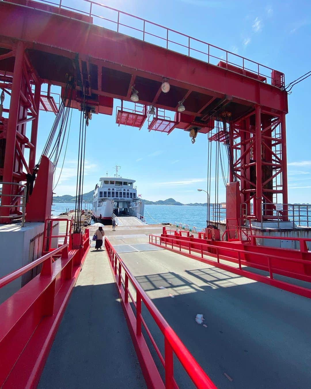 滝香織さんのインスタグラム写真 - (滝香織Instagram)「. 興居島へ① ぷらっと#興居島 に行ってきました♪ . #松山 の#高浜港 から船で15分で興居島#由良港 に到着。 松山市中心部からこんなに近くに島があるなんて✨ こういう時、松山に住んでて良かった〜とほんと思います。  お天気よくて、海も空も最高に綺麗でした😆 . #googlemap さん、ちゃんと船の上でも航路にそって、現在地示してくれてすごい！と思いって載せちゃいました。  #愛媛 #島 #瀬戸内海 #愛媛旅行 #島旅 #船 #フェリー #夏 #旅 #旅行 #海 #絶景 #愛媛絶景 #island #sea #japan #instagood #love  #ehime  #summer #trip #hat #アナウンサー #女子アナ #滝香織 ＠kaorin_taki」6月20日 20時07分 - kaorin_taki