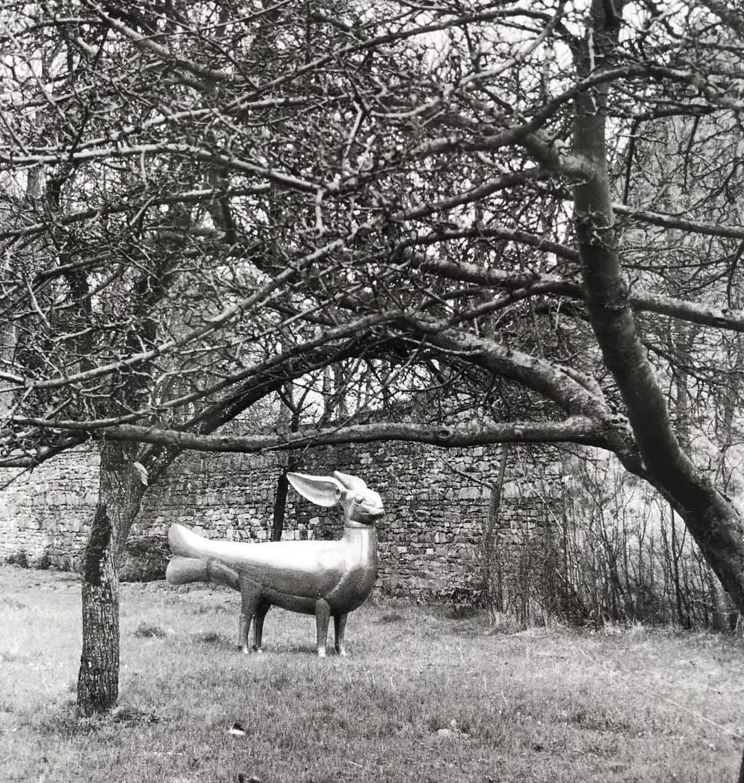 サザビーズさんのインスタグラム写真 - (サザビーズInstagram)「Can you spot this Lalanne rabbit in the wild? 🐇  François-Xavier Lalanne's sculptures always embraced the unexpected, and here, the familiar rabbit gains wings in an enchanting interpretation.  This bronze from 1998 is the first ever 'Lapin à vent’ produced by the artist, and has hopped its way into a number of important exhibitions. Swipe for a photo of the sculpture in Lalanne's garden, as well as a preparatory sketch.  It will now star in our Design auction in Paris on Thursday, link in bio for more.  #SothebysParis #SothebysDesign #Lalanne #LesLalannes #FrancoisXavierLalanne」6月20日 20時08分 - sothebys