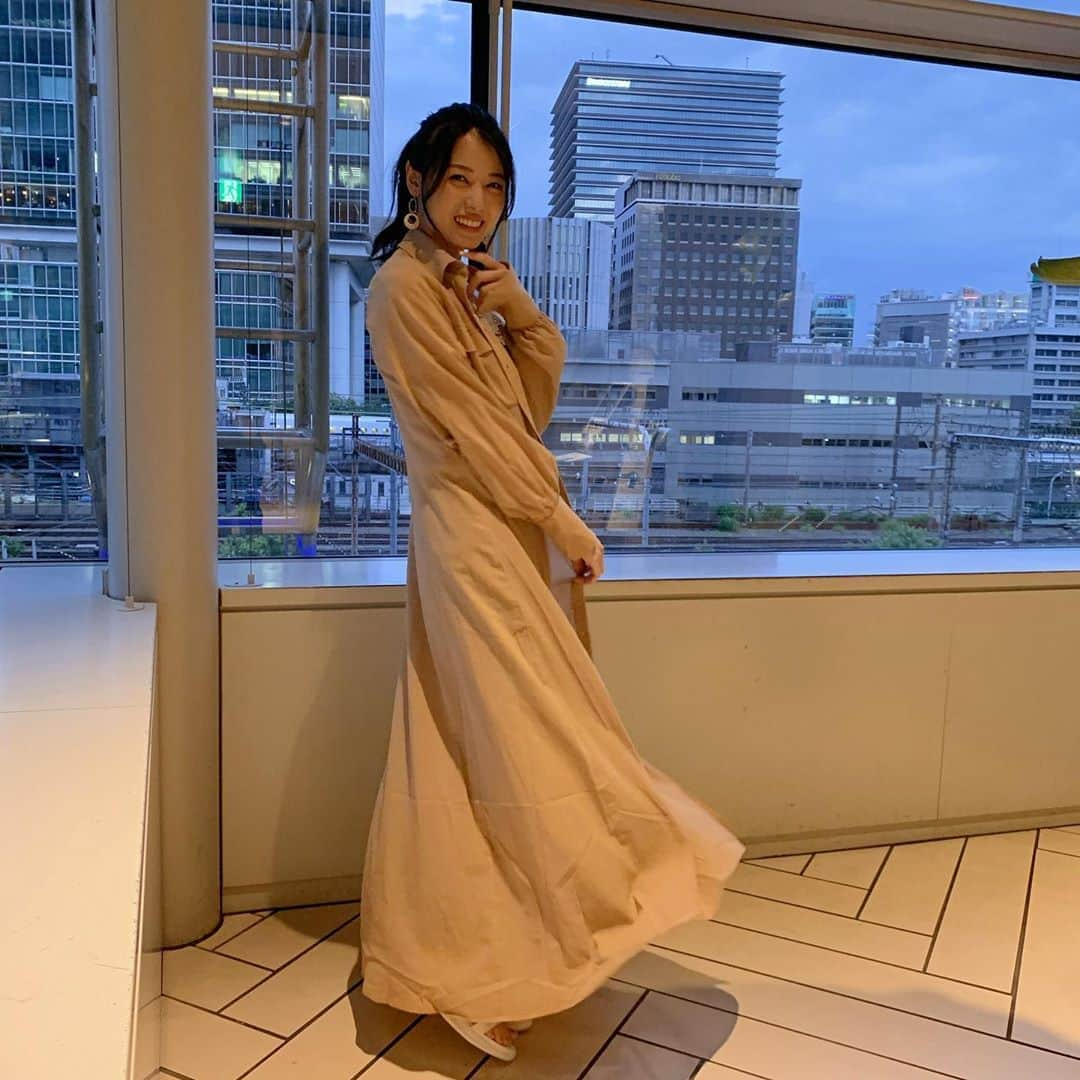 矢島舞美さんのインスタグラム写真 - (矢島舞美Instagram)「. 美優さんからプレゼントでいただいた美優さんがディレクターを務めるmiileanのフレアロングシャツワンピ♡ 嬉しすぎて、めちゃめちゃ写真撮っちゃった♪ 歩く度、ふわふわ〜と揺れて可愛いの‼︎ お仕事で一緒になった時にもいつも優しくしてくれる美優さん♪ 素敵なお洋服、ありがとうございます(T . T)♡ . . #miilean #miilean_item」6月20日 20時12分 - maimiyajima_official_uf