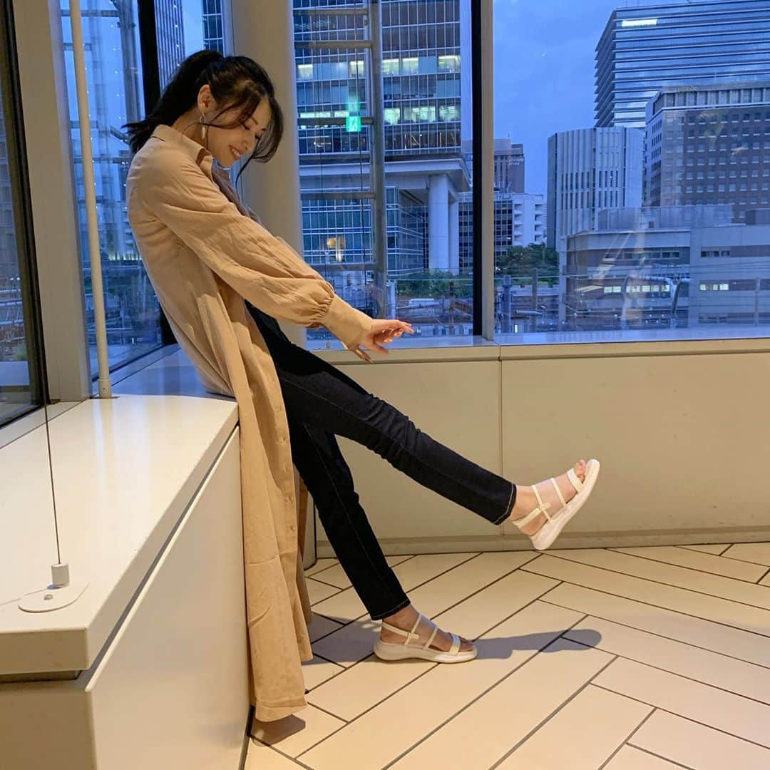 矢島舞美さんのインスタグラム写真 - (矢島舞美Instagram)「. 美優さんからプレゼントでいただいた美優さんがディレクターを務めるmiileanのフレアロングシャツワンピ♡ 嬉しすぎて、めちゃめちゃ写真撮っちゃった♪ 歩く度、ふわふわ〜と揺れて可愛いの‼︎ お仕事で一緒になった時にもいつも優しくしてくれる美優さん♪ 素敵なお洋服、ありがとうございます(T . T)♡ . . #miilean #miilean_item」6月20日 20時12分 - maimiyajima_official_uf