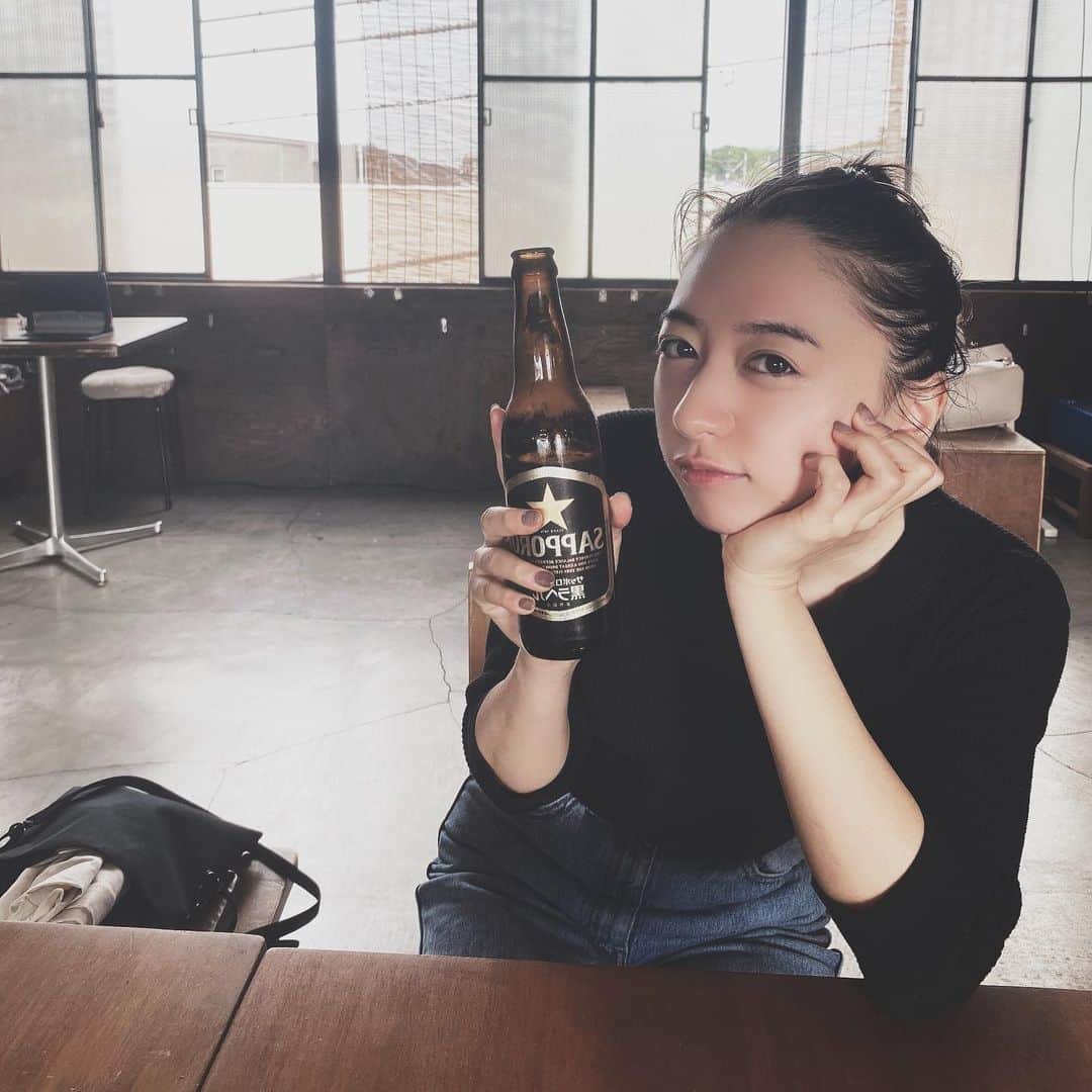 井元麻帆のインスタグラム：「近所の屋上に、秘密基地を見つけて最高の気分なので、見てもらっても良いですか🥺💕 #サッポロ黒ラベル  #寝起き #髪がドイヒー #どすっぴんなどなど #お見苦しさをお許しください」
