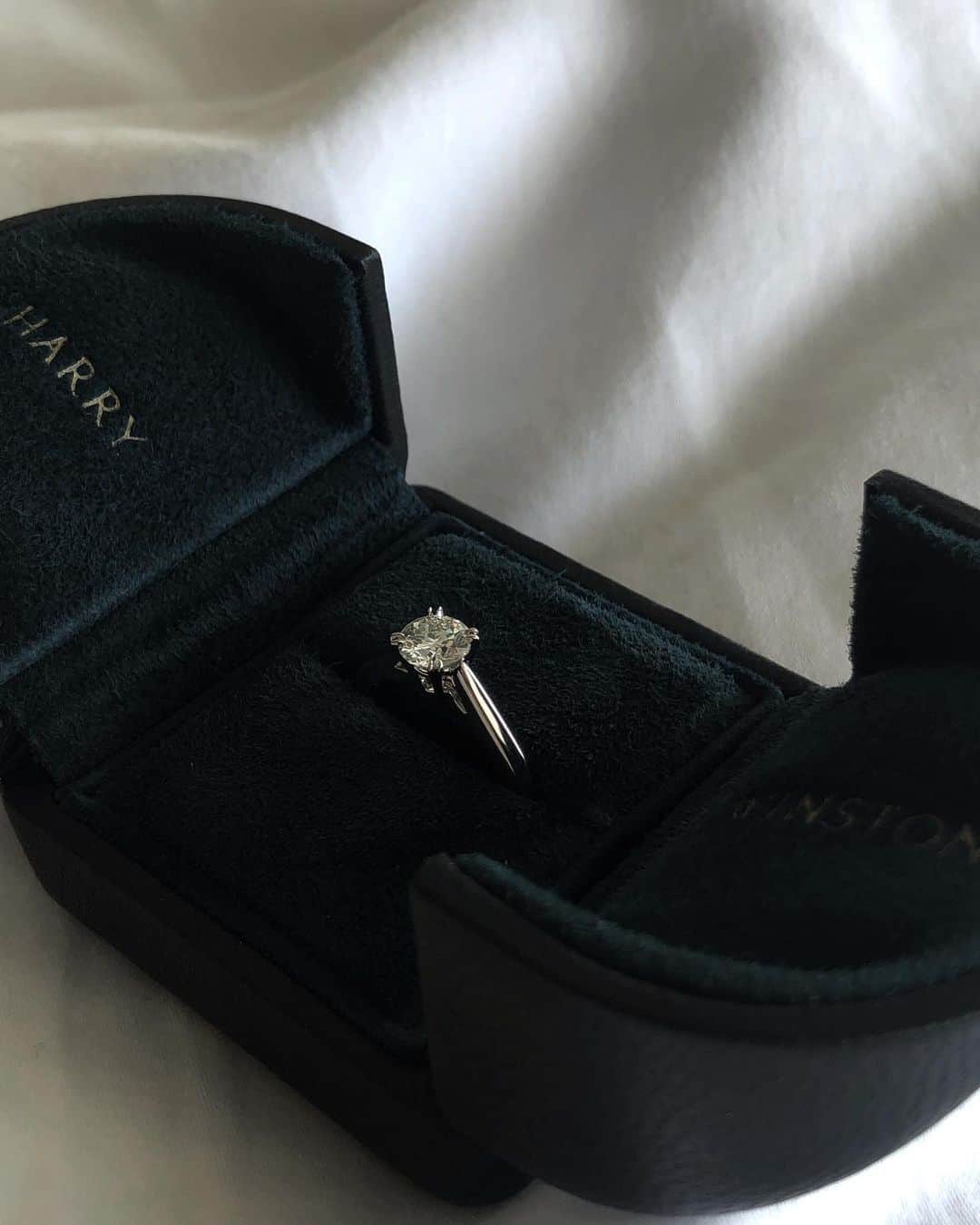 のインスタグラム：「❰ ご報告です ❱  突然のご報告となりますが、 この度大切な人と結婚し家族になりました💍 辛い時もそばにいてくれる誠実で優しくて尊敬できる大切な人。 そんな彼の全部が大好きです。 これからは夫婦としてどんな時でもお互いに支え合い、 感謝と思いやりの気持ちを大切に共に歩んでいきたいと思いますので、温かい目で見守ってくださると嬉しいです♡ . 本日夜9時あたりにも大切な皆様へもうひとつご報告がありますので是非目を通していただけると幸いです。  くるみ」