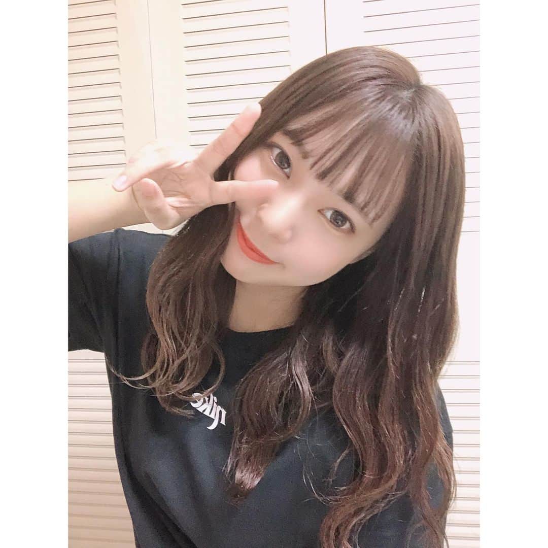 山田寿々さんのインスタグラム写真 - (山田寿々Instagram)「﻿ ﻿ #オンラインお話会 ありがとうございました💞﻿ ﻿ みんなの事がだいだいだいっ﻿ ﻿ だいだい…だ…﻿ ﻿ だーーーーーいすきっ👶🏻👶🏻です！！！﻿ ﻿ #お友達からもらったTシャツ﻿ #NIKE﻿ #かっこえ😎﻿ #どう？💓﻿ ﻿ ﻿」6月20日 20時16分 - suzu48_tan_1211