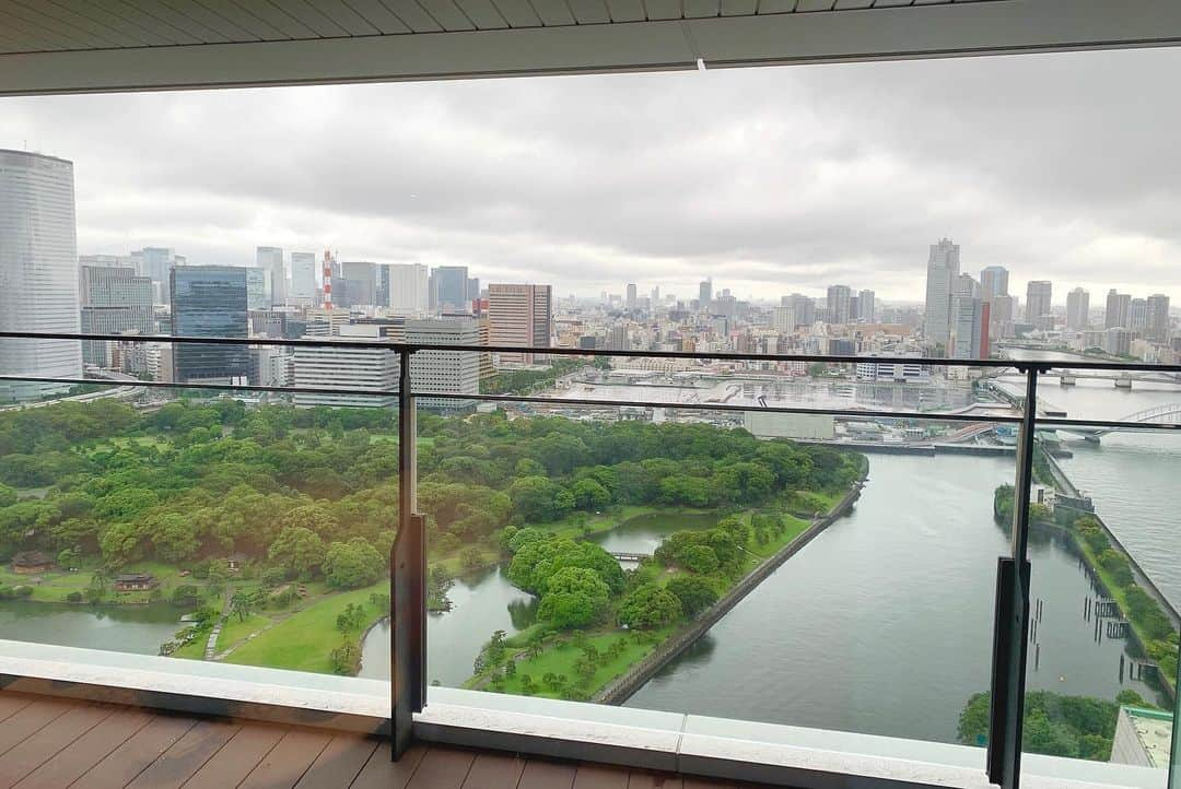 浅井麻里さんのインスタグラム写真 - (浅井麻里Instagram)「💙💙﻿ ﻿ 竹芝にオープンしたホテル✨﻿ mesm tokyo @mesmtokyo﻿ ﻿ とってもラグジュアリーで、﻿ 洗練された雰囲気の中で﻿ 幸せな時間を過ごしました💕☺️﻿ ﻿ ﻿ ロビーは16階、お部屋は24階で、﻿ テラスからの景色とっても綺麗だった✨﻿ ﻿ お部屋もゆったり快適で、﻿ 電子ピアノもあって﻿ 久しぶりに弾いてみたり🎵﻿ ﻿ 時の流れがゆっくりに感じるくらい﻿ 癒される素敵な空間❤️😍﻿ ﻿ ﻿ のせたい写真いっぱいあるから、﻿ 投稿わけてのっけてきます🎵﻿ ﻿ ストーリーのハイライトに﻿ 動画まとめてるから見てね💕🎬﻿ ﻿ ﻿ #ホテル#高級ホテル#竹芝#ニューオープン#ラグジュアリーホテル#ホテルロビー#旅行#タビジョ#東京ホテル#mesmtokyo#hotel」6月20日 20時17分 - mari_asai_625