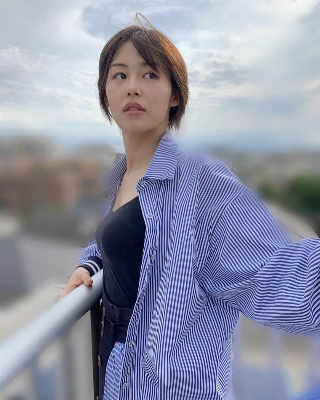 竹内愛紗のインスタグラム：「. . 皆さん、こんにちは！☀️ 突然ですが、今日はなんの日か知っていますか？ 6月20日｢世界難民の日｣だそうです。 . 私はまだまだ知識不足なので何か出来ることがあれば…!!! と、もどかしい気持ちです。 皆さんも、まずは難民の現状を知ることから始めてみませんか？ 世界各地で暮らしている難民の方々のために、できることを考えてみませんか？ . そして今日は｢世界難民の日｣ということで、日本全国が国連ブルーに染まる日でもあります。 皆さんの身の回りにもブルーのものはありませんか？ 私は、私自身がブルーになってみました💙🌏 . . #一人ひとりにできることを#EveryActionCounts#世界難民の日#ブルー#Blue#BLUE#0620」