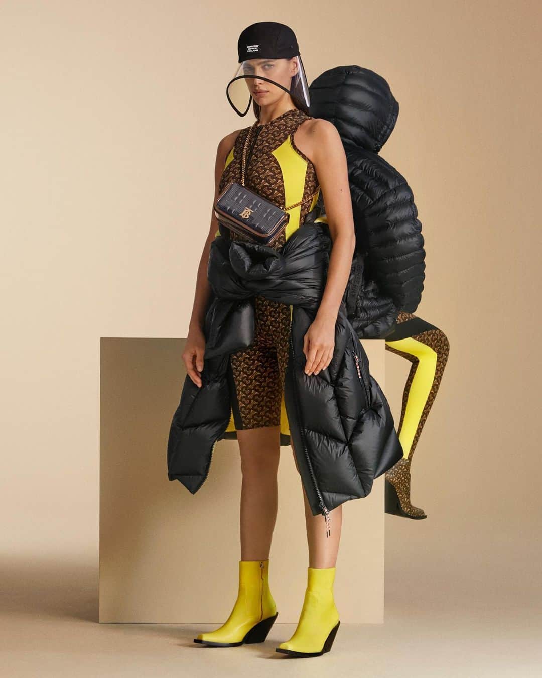 のインスタグラム：「#DankoSteiner photographs #IrinaShayk for the new #BurberryPreAW20 campaign . #RiccardoTisci's new collection reimagines pieces from the Burberry archive with a sense of vibrancy . Accented with the #ThomasBurberryMonogram, our new stretch jersey unitard is styled with the Victorian-inspired bonnet cap and bold yellow ankle boots . #Burberry」