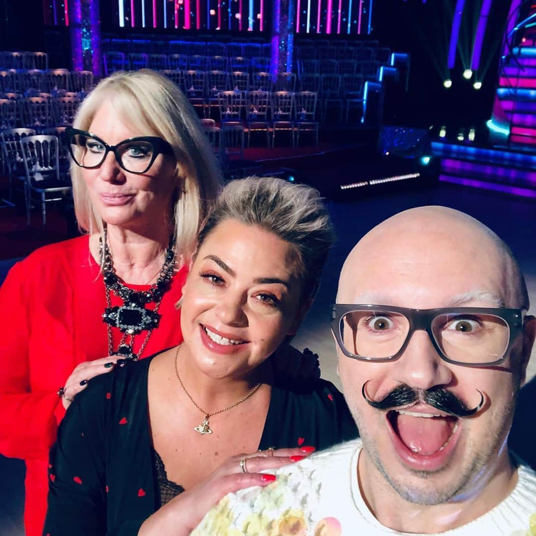 ValGarlandさんのインスタグラム写真 - (ValGarlandInstagram)「Ding Dong A PERFECT 10 @lisaamkup THANK YOU for being our @glowupbbc SERIES 2 EPISODE 6 Guest Judge 💋💋 📸@elizabethhsieh . 💥GLOW UP SERIES 2💥 is currently streaming on @bbcthree @bbciplayer, with new episodes released every Thursday at 7PM UK time☝🏻Link in bio☝🏻 . For fans outside the UK @glowupbbc will be on @netflix later, date TBC. Stay tuned for updates❗️❗️❗️ . . . #glowup #glowup2 #new #newseries #season2 #secondseason #glowupbbc #strictly #strictlycomedancing #ValGarland #dominicskinner #makeupartists #muas #britainsnextmakeupstar #glowupgang #glowupjudges #behindthescenes #atwork #goodtimes #memories #major #marvellous #dingdong」6月20日 20時19分 - thevalgarland