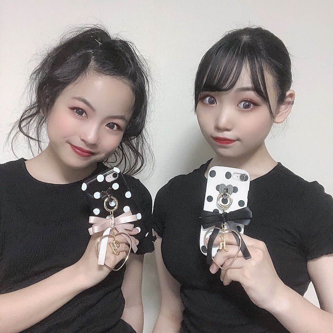 ゆずこあのインスタグラム：「🐭🤍🐨 お揃いのスマホケース🖤🤍 イニシャルチャームもかわちぃ❁¨̮ . .  リニューアルオープンセール開催中！ MAX20%OFF ⍤⃝♡\♥︎/ 6/20 19:00〜 6/28 23:59 まで‼︎ 詳しくは　@alamain2018 さんを 見てねん😚😚 ． ． #alamain #iPhoneケース  #iPhonecase #ハンドメイド  #ハンドメイド作品 #ハンドメイド作家  #ハンドメイド雑貨#プチプラ #韓国ファッション#ファッション#プレゼント」