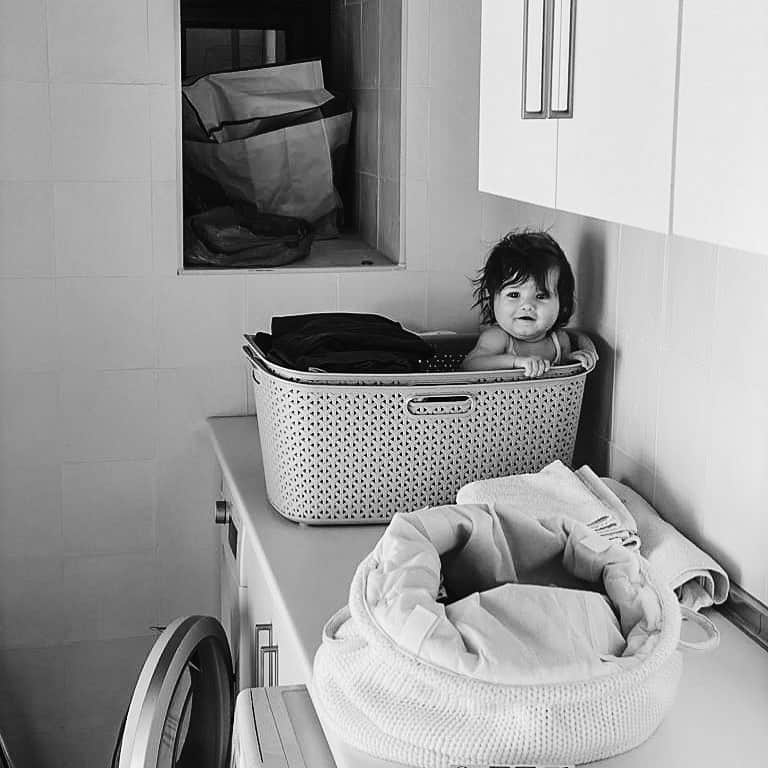 エイミー・ウィラートンのインスタグラム：「There’s more laundry than ever but hell its so much more fun with you around #mylittlelove ❤️ #mumlife」
