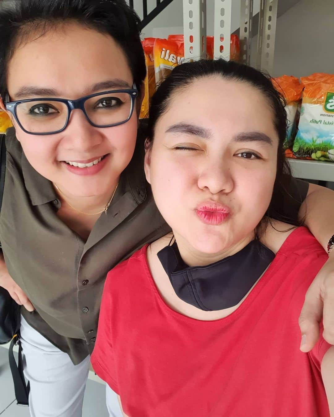 Vicky Shuさんのインスタグラム写真 - (Vicky ShuInstagram)「Duo CILACAPERS hahaha tadi pagi belum mandi habis bongkaran barang disamperiin mbakayune @ammysurya dalam rangka persiapan pembukaan Toko Sembako Sejenak di bawah naungan Toko Mitra Tani Cemerlang. Cuusss yang mau beliii Sembako murah meriah besok soft opening yah.  Alamatnya Jalan Raya Japos, kel. Jurang Mangu Barat. Cari ajaaa rukoonya sebelah pager biruu. Yang tinggal di bintaro dan sekitarnya mau online juga bisa. Yah tapiii kena ongkir yah hehe.」6月20日 20時29分 - vickyshu