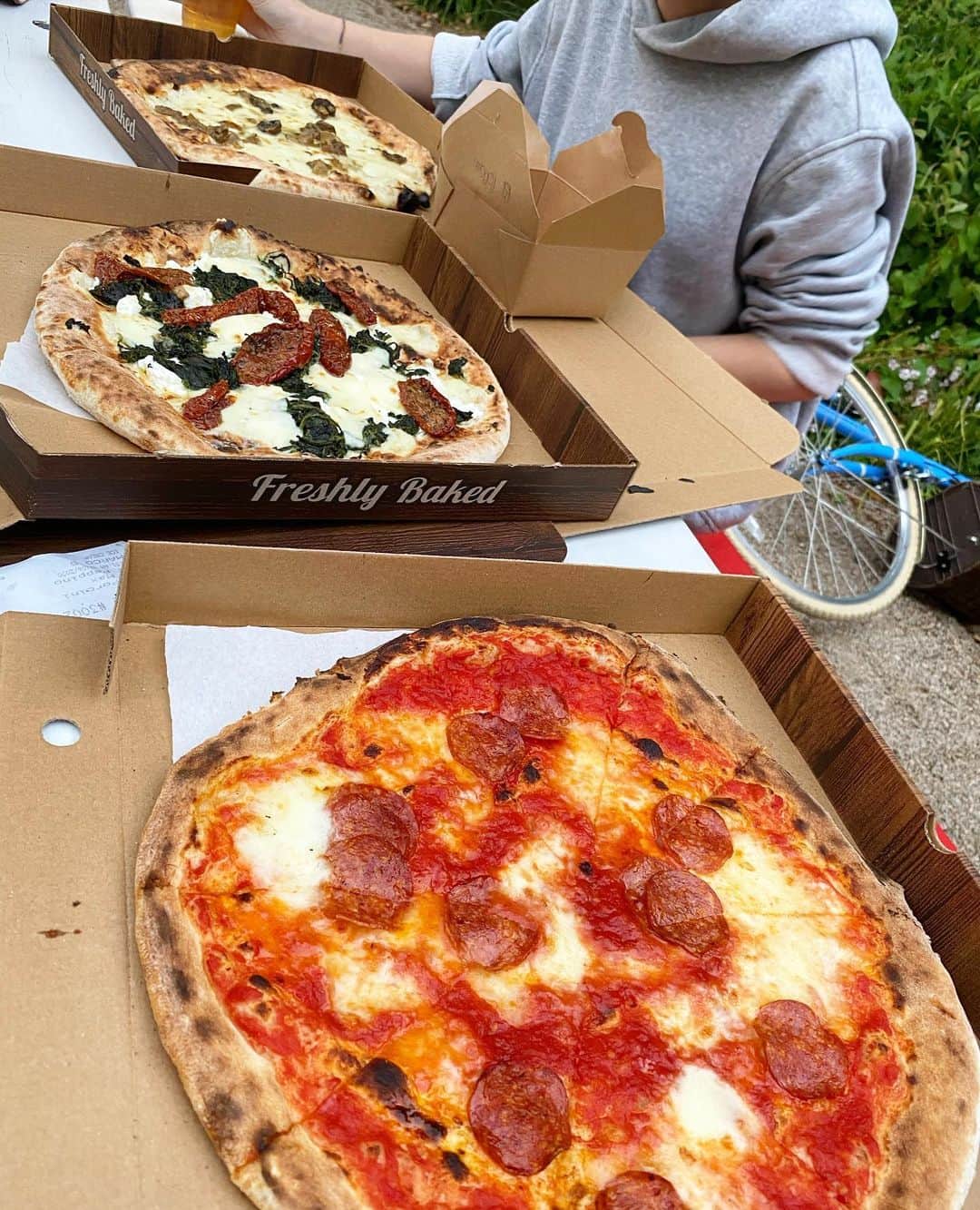 Eat With Steph & Coのインスタグラム：「Park pizza picnics are the new Friday night way to socialise am I right?! 🍕🍕 📸 @thetessaproject  @pizzeriapappagone #lockdownlife #socialdistancing #pizza」