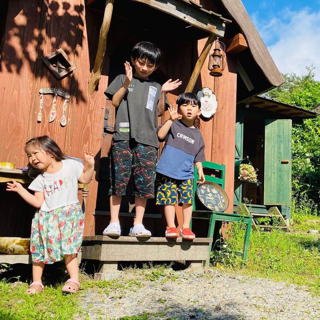 太陽チャンネルのインスタグラム：「ずーっと行ってみたかったグランピング施設、FBI大山へ✨すべてが可愛くて壮大で最高～✨トランポリンやブランコがあって子供も大喜び😆 今日はみんなで全身しまむらコーディネートです😘 #グランピング #fbi大山 #大自然 #しまむら」