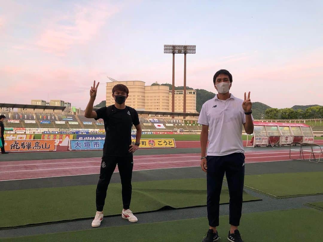 太田宏介のインスタグラム：「『FC岐阜と練習試合』 長いリハビリ期間を経て、5ヶ月ぶりの試合復帰！ 久々の試合は楽しかった！ まだまだ理想には程遠いけど、Jリーグ再開に向けてコンディション上げていけるように頑張ります。 #前田遼一選手と岐阜城と僕 #grampus  #太田宏介」