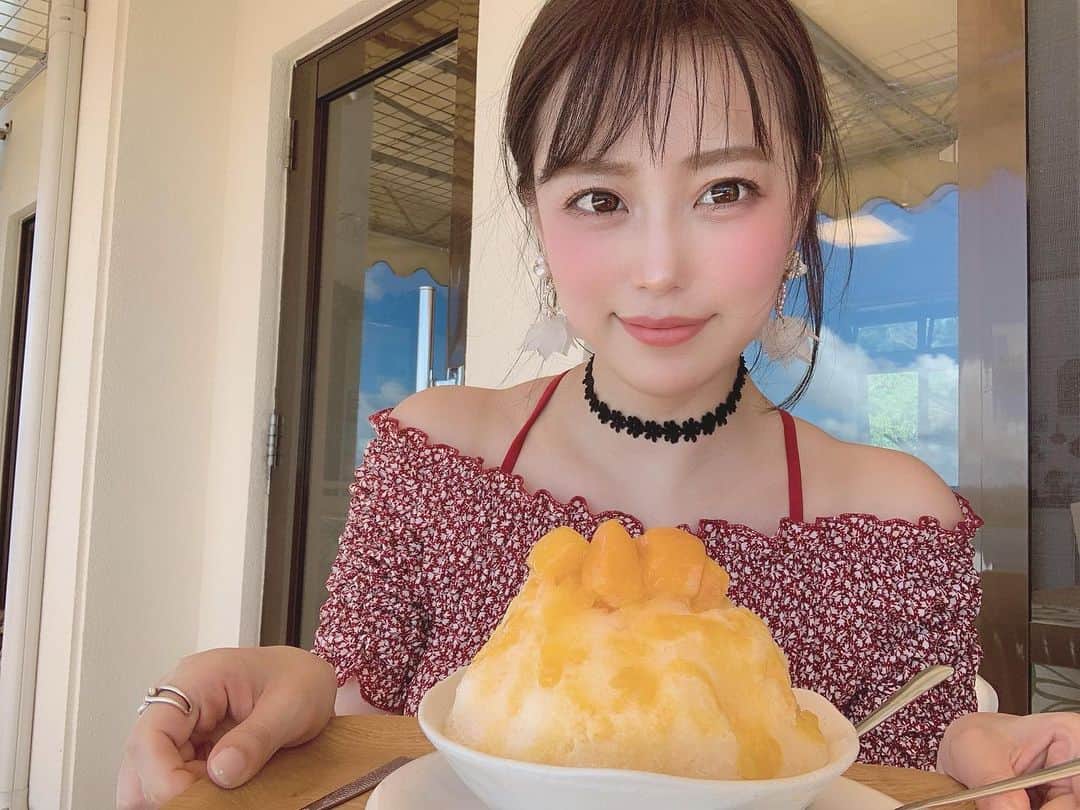 のインスタグラム：「. マンゴーのかき氷🥭 果肉のってるやつがすき🍧💕 . 風で前髪ふぁっさーなってるけど 楽しそうなので載せとこ🕊 . 天気が最高に良くて 気持ち良かった日♥️ . #かき氷 #マンゴーかき氷 #初夏 #ワンピース #小花柄ワンピース #花柄ワンピース #セルカ #selca #selfie #travel #trip #Japan #okinawa #follow #followｍe #髪の毛 は#一応 #お団子ヘア にしてました #お団子アレンジ #おだんごヘア #ヘアアレンジ #お団子アレンジ #風で前髪は秒殺 #風がなくなった瞬間のキメ顔が1枚目です」