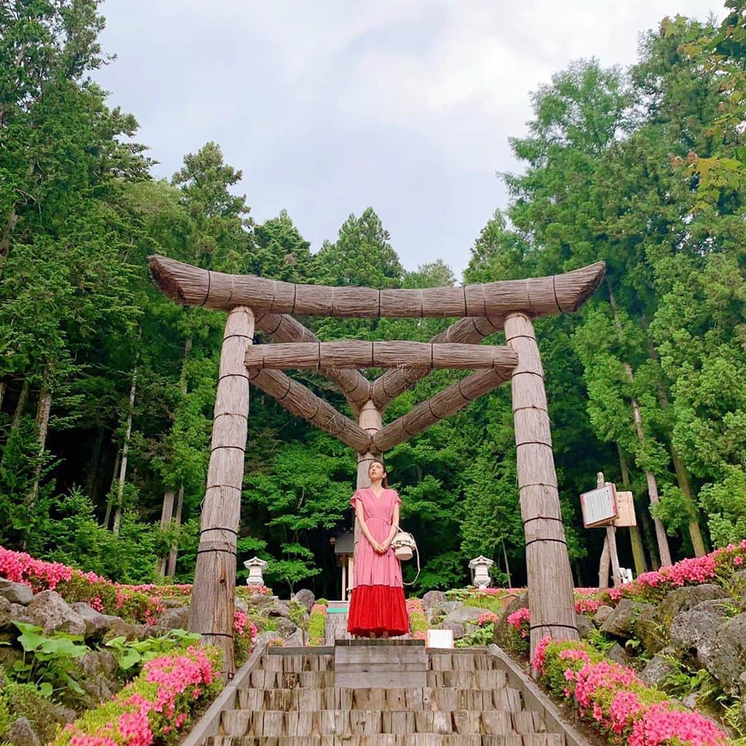美香さんのインスタグラム写真 - (美香Instagram)「日本最古の神社⛩ 不二阿祖山太神宮に行ってきました。 気の乱れを整えてくれる∞（無限大）歩きをしてきました☺️ 静かで美しい時間でした。  ワンピース @velnica_japan  バッグ @setsuko_sagittaire  #不二阿祖山太神宮 #山梨県 #velnica  #setsukosagittaire  #休日」6月20日 20時34分 - mikaofficial99