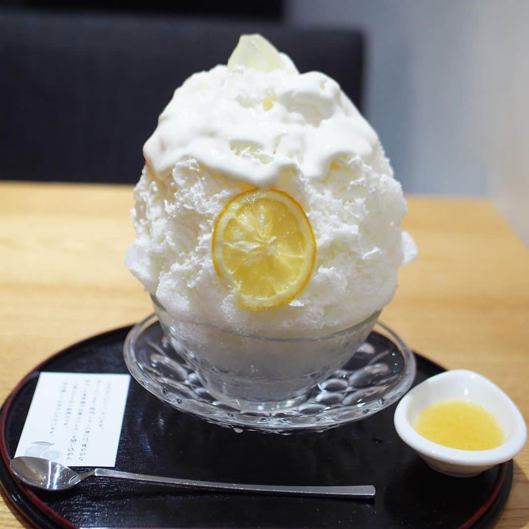木村涼子さんのインスタグラム写真 - (木村涼子Instagram)「2020.6.20 個展前の忙しい時ではありますが、 永楽屋さん @eirakuya.kyoto の「レモンの雫氷」 の試食会に行ってきました。 カフェに行くのなんて3ヶ月ぶり！ この忙しい時にこんな約束しちゃってたなんてー💦 と出発前は思ったけれど、 「レモンの雫氷」がすごく美味しくて 一口食べるとそんな気持ちは完全に吹っ飛びました♡ レモンとヨーグルト、クリームチーズとはちみつの甘酸っぱい爽やかなかき氷🍋 頂きには永楽屋さんの代表菓 琥珀の新商品 「レモンの雫」がちょこんと可愛く鎮座しております。 子供用の椅子や可愛いお皿も完備されていて、 とっても居心地良かったです^ ^ 期間: 8月下旬頃まで 価格: ¥1,100 #永楽屋 #永楽屋喫茶室 #かき氷 #レモンかき氷 #京都喫茶店 #京都カフェ #pr  #レモンの雫氷」6月20日 20時34分 - kimuryou