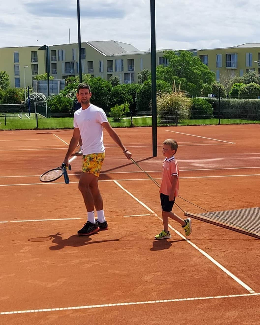 ノバク・ジョコビッチさんのインスタグラム写真 - (ノバク・ジョコビッチInstagram)「After tennis session with Stefan, we cleaned 🧹the court. Forgive my shorts selection. Came to the court from the beach 🏖. Some guys have this kind of shorts style for official tennis matches @stanwawrinka85 🩳」6月20日 20時39分 - djokernole