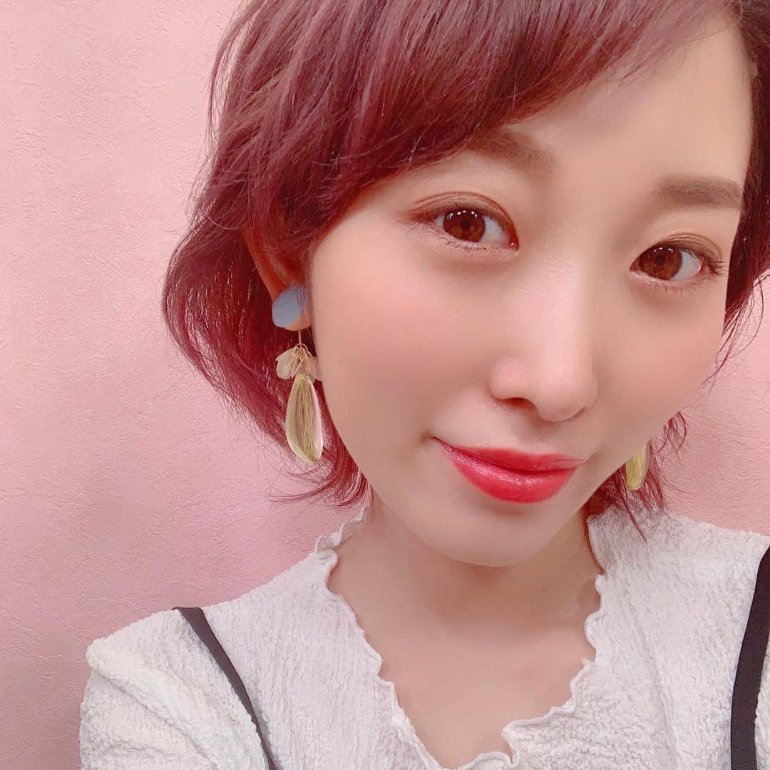 くまみきのインスタグラム：「最近買ったピアスがめっちゃかわいいんだけどブランド名メモするの忘れちゃった🥺 そして透明感ありまくりで写真むずい🥺笑  #ピアス　#どこの？」
