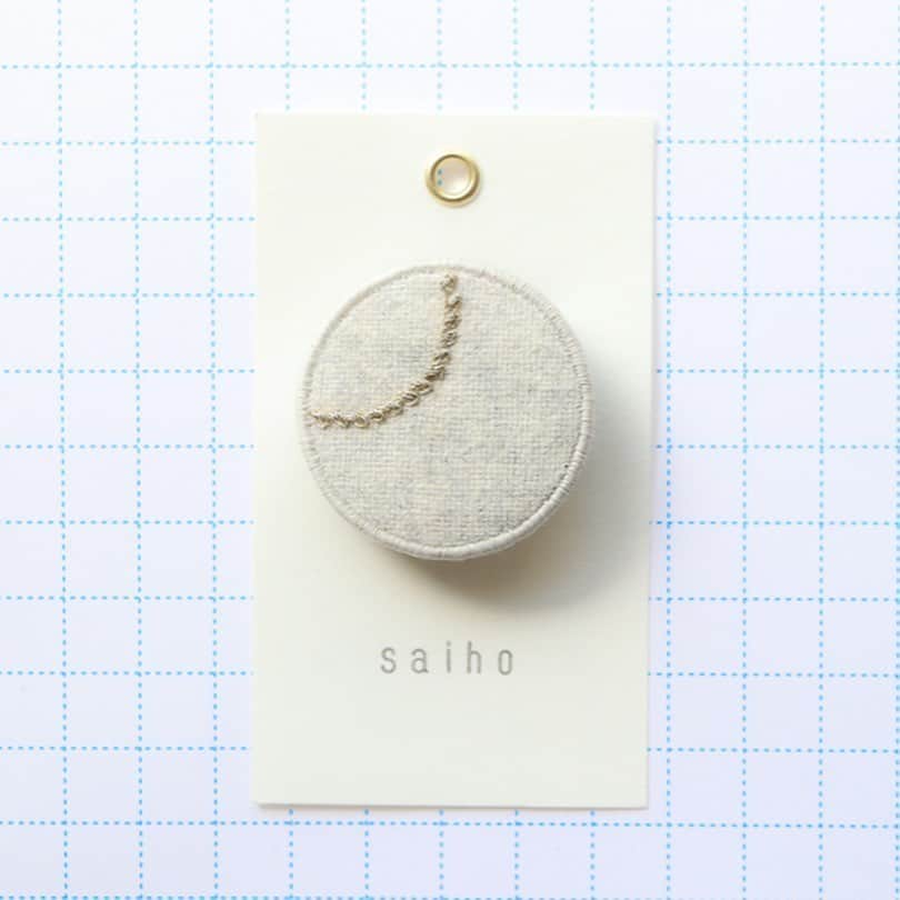 手紙社さんのインスタグラム写真 - (手紙社Instagram)「【手紙社オンラインショップ ：saiho】 独特な生地の切り替えと、そこに施された細やかな刺繍。素朴ながらも上品な印象を与えてくれるsaihoの作品は、コットンや麻を用いて作っているため、つけ心地が軽いのが特徴です。手紙社のイベント「ブローチ博」でも本当に長い期間愛されているsaihoのブローチ。シンプルなモチーフで変わらずに求め続けられるということは、そう簡単なことではないはず。それは作品の魅力の証であり、迎える人々が、何年経っても愛せることを示してくれているように感じられます。肩肘張らずに付けられる日常使いのブローチとして取り入れてみてはいかがでしょうか？ ▶︎手紙社オンラインショップは@tegamishaプロフィールのストーリーハイライト「新入荷アイテム」リンクからご覧ください ▶︎手紙社オンラインショップは@tegamishaプロフィールのリンク「手紙社公式サイト」内「手紙社オンラインショップ」>「新着商品」からもご覧いただけます  #手紙社 #手紙舎 #tegamisha #手紙社オンラインショップ #オンラインショップ #saiho#ブローチ#刺繍#刺繍ブローチ#アクセサリー」6月20日 20時42分 - tegamisha