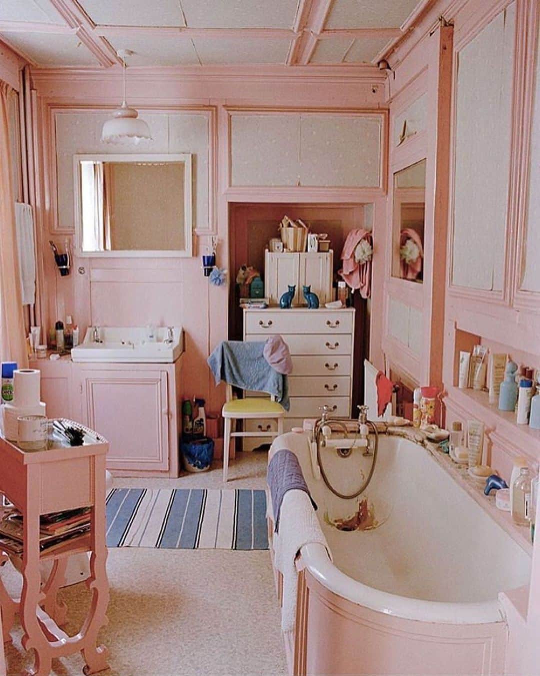 AnOther Magazineさんのインスタグラム写真 - (AnOther MagazineInstagram)「Grandma’s bathroom, by Tim Walker 🛁  #SelfcareSaturday⁠⠀ ⁠⠀ 📸  from The Granny Alphabet, by Tim Walker, 2013 ⁠⠀」6月20日 20時42分 - anothermagazine