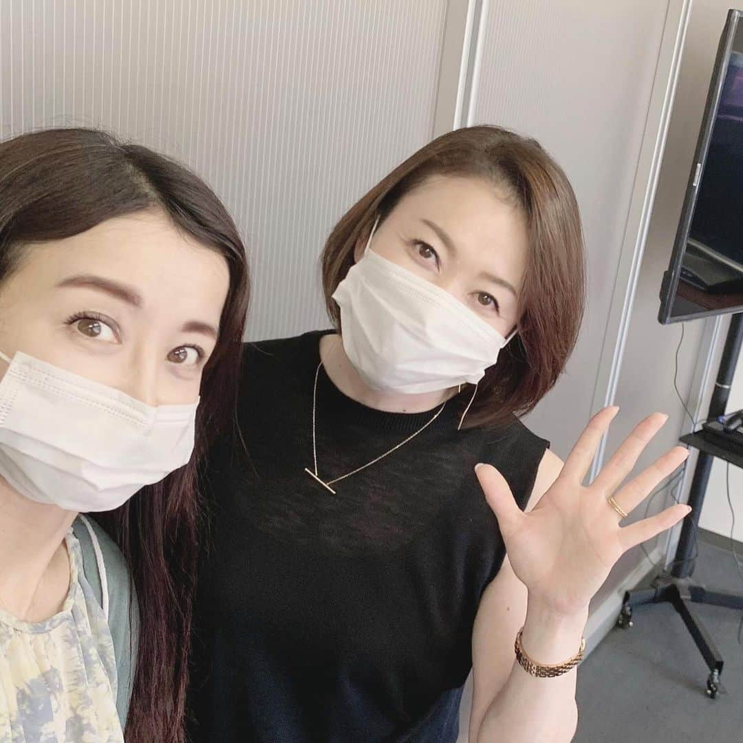 大桃美代子さんのインスタグラム写真 - (大桃美代子Instagram)「リモート出演の田中雅美ちゃんと一緒に。  会社はありがたいね。  美人に会える会社。。 いいなぁー。🥰 かわいいママです。😀 #  #大桃美代子#田中雅美　さん#リモートワーク#会社出勤#ソーシャルディスタンス#mx#TV#働くママ#リモート出演#美人に会える#オリンピア#かわいい後輩＃水着をもらった#ありがとう#マスク美人#自粛解除#コロナ自粛#大桃美代子」6月20日 20時43分 - miyoko_omomo