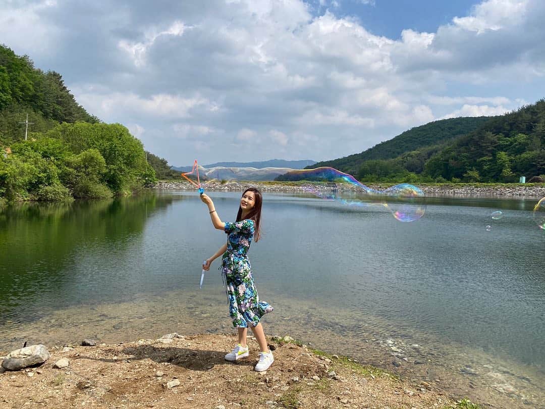 イ・ダヘのインスタグラム：「#조카 #비눗방울 잠깐 뺏어해보기 #오염주의 #많이하면 #떽」