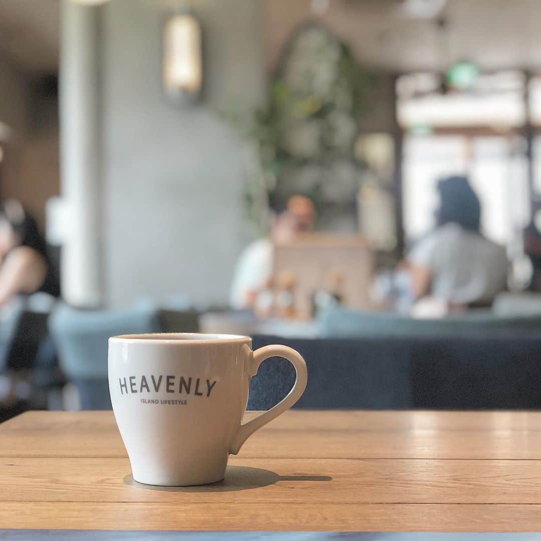 百瀬俊介のインスタグラム：「Good morning ☀️ 6月4日、代官山にオープンした @heavenly_jp  日本初上陸🙌🙌🙌 ハワイアン・オーガニックのお店で朝の7:30〜からやってるよ！ 早起き組みにはとても有難い😂 ブレックファースト&ランチタイムは嬉しいことにホットコーヒーお替り自由☕️😍🙏 朝からロコモコを食べて今日も始動です👍 みなさん、良い週末を✨ #おはようございます  #ブレックファースト #代官山カフェ #heavenly #breackfast #goodmorning #saturday」