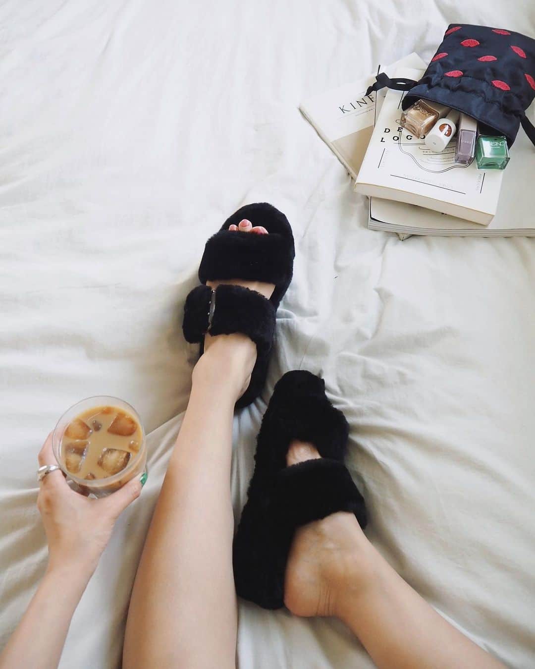 猪鼻ちひろのインスタグラム：「☺️🌱 おうちで過ごす時間に UGGのもこもこサンダルが心地よすぎて幸せ。 (1枚目のは外に履くのもありなの♡) 前に載せたボディースーツのお洋服は デニムに合わせたらこんな感じだよ！ スリッパ、一足は母とお揃いでプレゼントしたらすんごく喜んでくれて、うれしかった🧡 #ちひろのお洋服 #スリッパ #ほんと履き心地いい #冷え性改善 #冷え性対策 にもいい #もこもこ #最高 #アグ#昔ウッグだと思ってた←  #UGGTOGETHER#ugg#uggshoes」