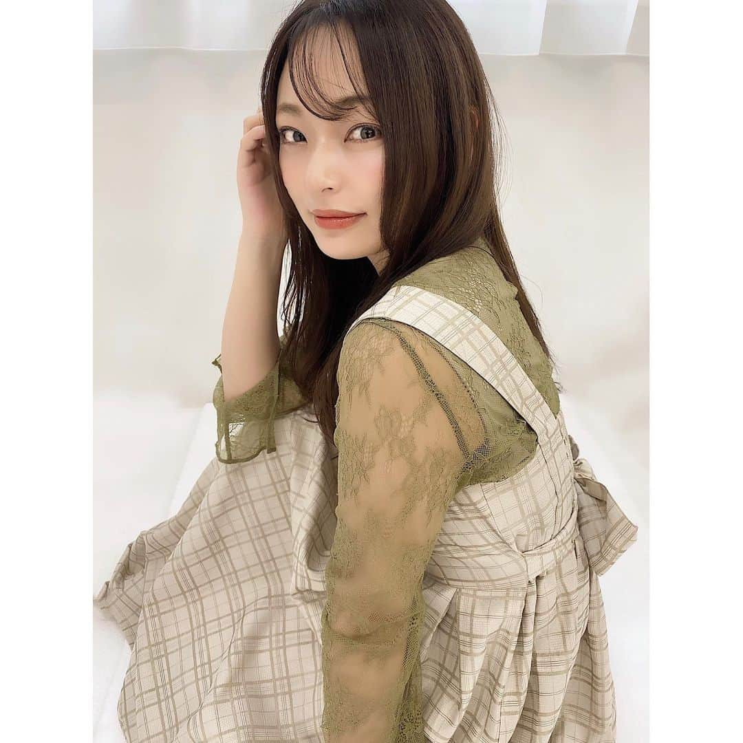 Yuuki mimuraさんのインスタグラム写真 - (Yuuki mimuraInstagram)「🍐" . . 昨日の撮影では季節感ない感じの オールシーズンいけそうな衣装でも撮ったんだけど この組み合わせ、ちょっとわたしは  普段あまりしない感じかなとは思ったけど かわいかったから持ってきてよかった🍈🥥 . . @amerivintage のオールインワンに付いていた  レースのインナーと @w.r.k_official のチェックの バックリボンワンピースを合わせたらめちゃくちゃ可愛い🎀" . . リップはブラウンオレンジみっぽいのにしたかったので @canmaketokyo の#メルティールミナスルージュ の04で☡✍︎ . . . #コーデ#コーディネート#ピスタチオカラー #ピスタチオ#グリーンカラー  #ワンピース#大人ガーリー#リボン #ヘア#ヘアアレンジ#ヘアメイク#メイク#プチプラ #プチプラメイク#プチプラコーデ  #coordinate#fashion#instafashion  #pr#w_r_k #mineby3mootd #mery  #わたしらしく#大人可愛いコーデ」6月20日 11時54分 - u0829u